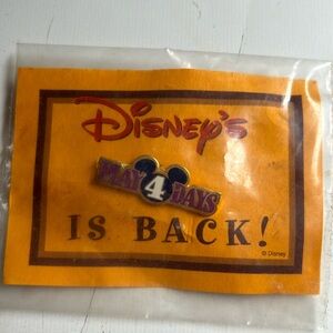 Disney play 4 days pin